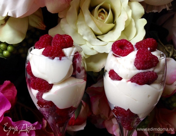 Поставить десерт в холодильник на минут 30–40.