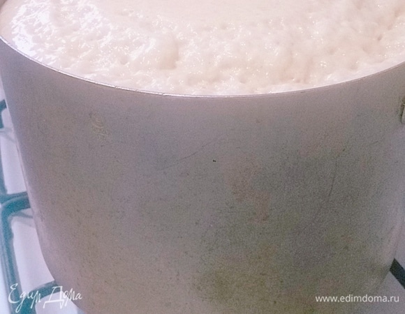 Венчиком размешать опару. Добавить 5 яиц куриных и растопленное масло (у меня был спред). Просеять оставшуюся муку (на глаз). Вымешивать тесто минут 10, регулируя объем муки. Тесто получается воздушное, мягкое, влажное, но не липнущее к рукам. Снова убираем для подъема (у меня поднималось за все время раз 5–6). Лепку начала после 2 подъема. На 2 подъема ушло минут 15–20, не больше.