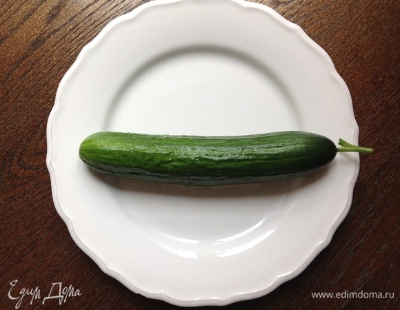 Огурец очищаю, нарезаю.