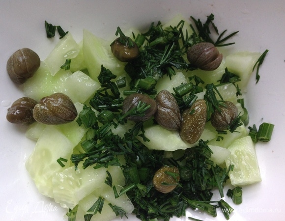 В салатник кладу нарезанный огурец, укроп, каперсы.
