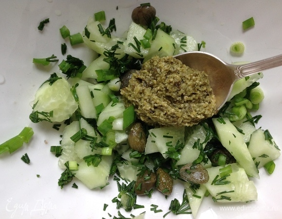 Добавляю песто и зеленый лук, хорошо перемешиваю и добавляю оливковое масло.