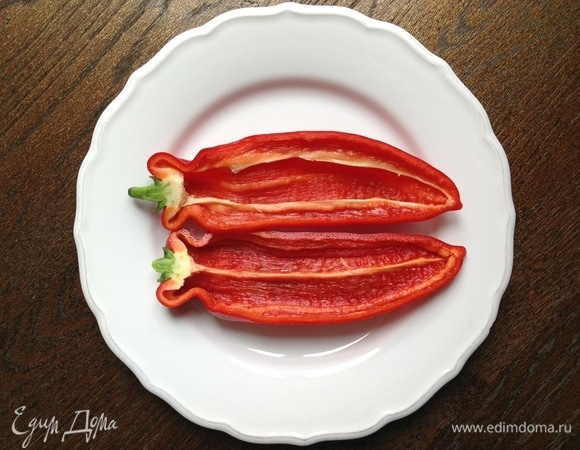 Разрезаю перец на две части.