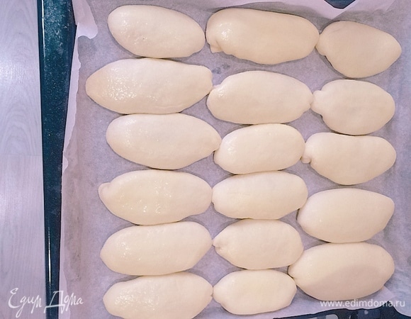 Противень застелить пекарской бумагой, немного посыпать мукой, чтобы не пригорало. Во время лепки накрывать противень с пирожками полотенцем или любой тканью. Смазываем пирожки 6-ым яйцом для придания румяной расцветки. Я в яйцо кладу щепотку соли и взбалтываю немного.