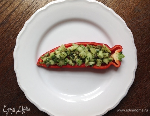 Кладу салат в перец.