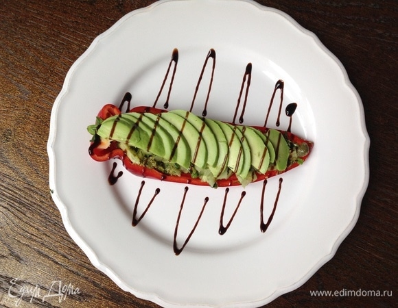 Кладу сверху на салат авокадо. В рецепте соли нет, так как ее вполне достаточно в каперсах и песто, но, если вам хочется, добавьте.