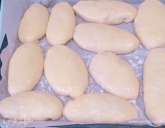 Отправляем в духовку. Я выпекаю при температуре 150°C минут по 15–20, нужно присматривать и регулировать духовку. В последние минуты 2 чуть прибавляем огня, чтобы подрумянились.