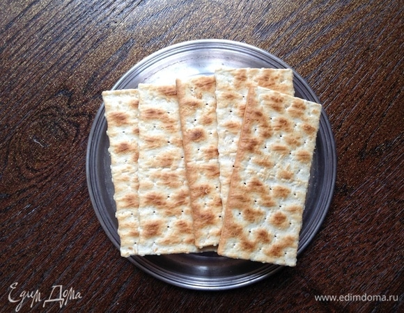 Хорошо сочетается крекер, но можно взять любое другое печенье или даже мацу.