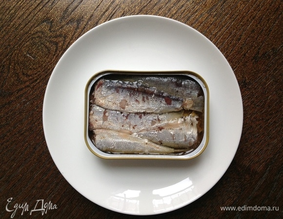 Открываю сардины, аккуратно вынимаю рыбку по одной на каждый крекер.