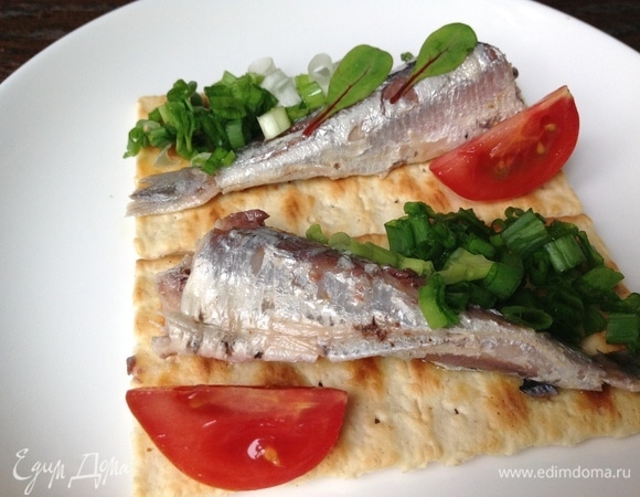 Нарезаю лук, кладу на одну сторону. Помидорки черри разрезаю и кладу с другой стороны.