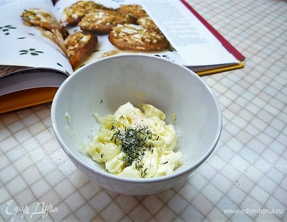 Приготовим пряное масло. В ступке растираем зубчик чеснока с тимьяном, перекладываем в миску с размягченным сливочным маслом, солим и перчим, перемешиваем.