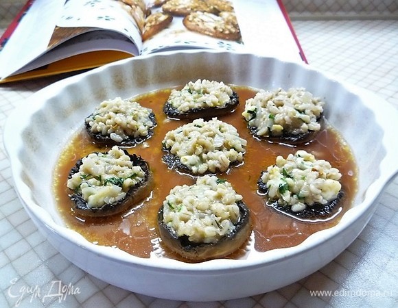 Снова накрываем грибы фольгой и убираем в духовку, запекаем еще 3–5 минут.