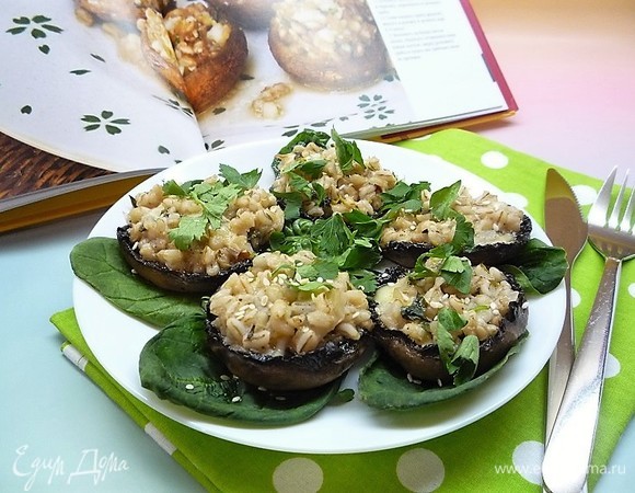 Выкладываем на блюдо листья салата, сбрызгиваем оливковым маслом, сверху выкладываем грибы и поливаем все грибным соком из противня. Приятного аппетита!