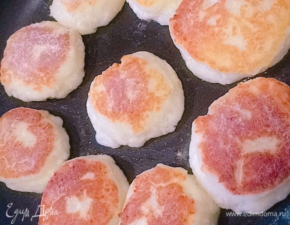 Выкладываем на разогретую и немного смазанную маслом сковороду. Обжариваем по 2–5 минут с каждой стороны на медленном огне.