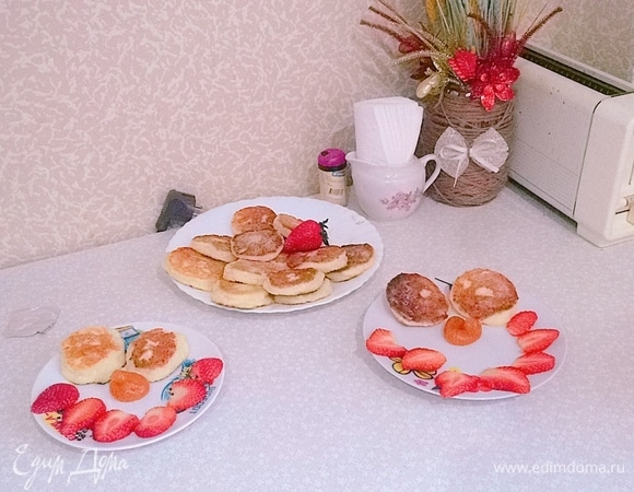 Достаем все любимые топинги, фрукты, ягоды. И подаем сырники на стол в горячем или холодном виде.