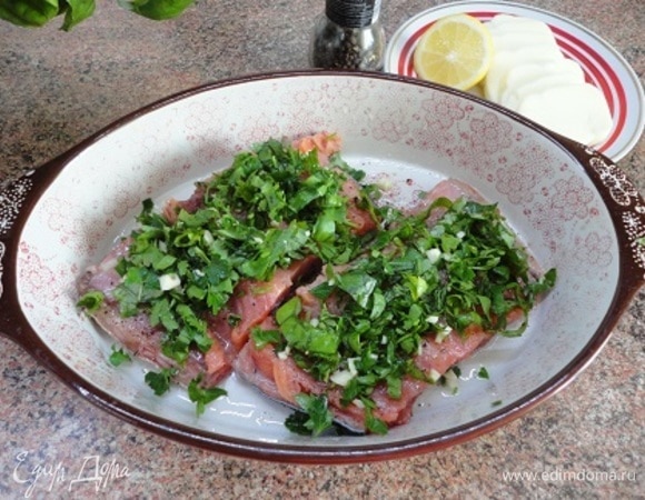 Посыпать измельченным чесноком и зеленью.