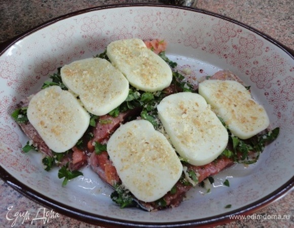 Сверху выложить моцареллу, посыпать сухарями и запекать 25–30 минут.