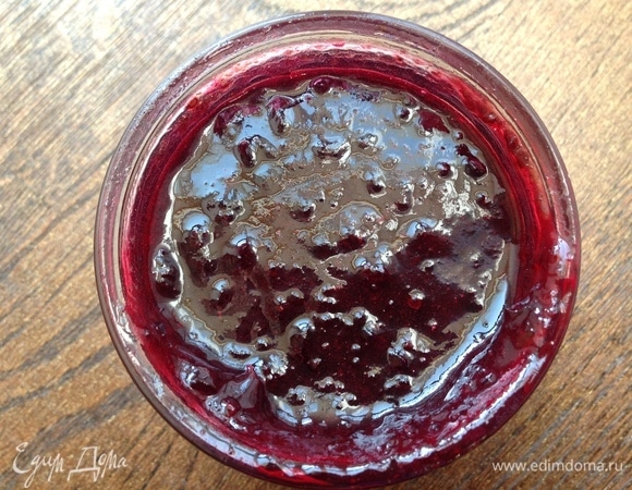 Черную смородину измельчить в блендере.