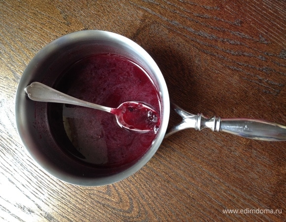 Воду влить в сотейник, добавить сахарную пудру, довести до кипения, подержать 2 минуты. В теплую воду добавить смородиновое пюре. Хорошо перемешать.