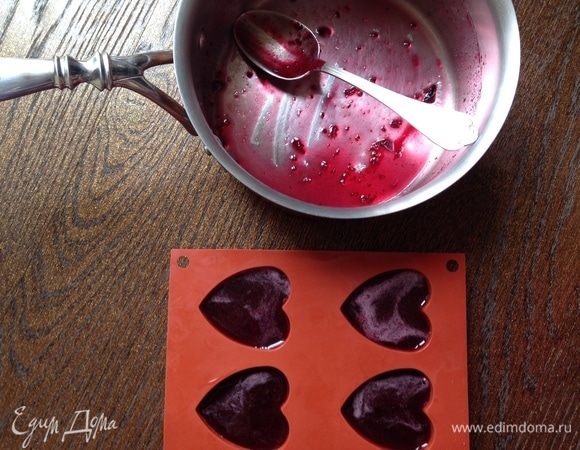 Аккуратно выложить смородиновое пюре в силиконовую форму. Ставлю в холодильник на пару часов.