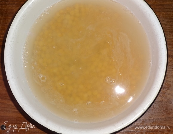 Горох перебрать, промыть под проточной водой. Залить холодной водой и оставить на 5–6 часов для набухания, можно на ночь.