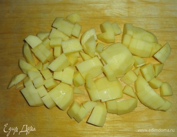 Картофель почистить, вымыть, нарезать небольшими кусочками.