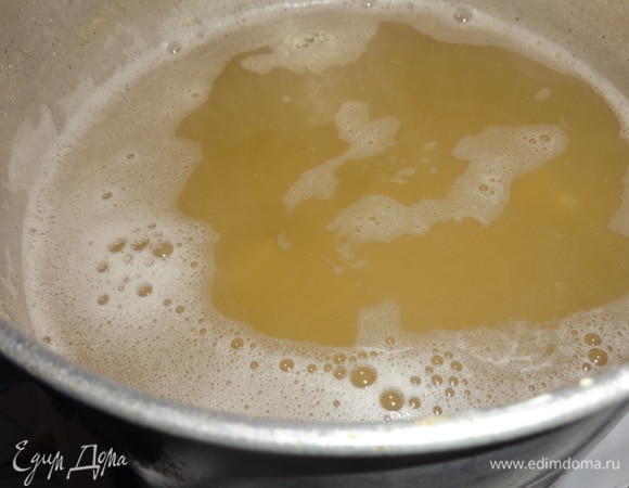 Когда горох будет уже почти готов, выложить в кастрюлю картофель и варить до готовности овощей.