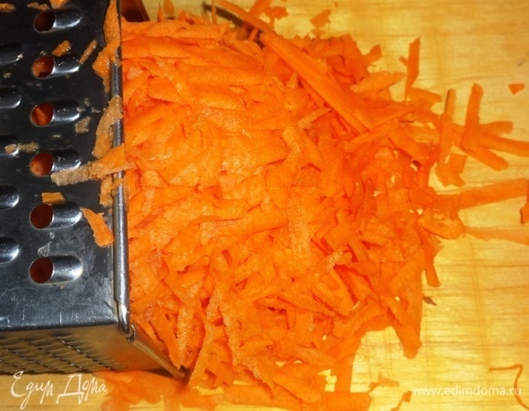 Морковь почистить, вымыть, обсушить, натереть на крупной терке.