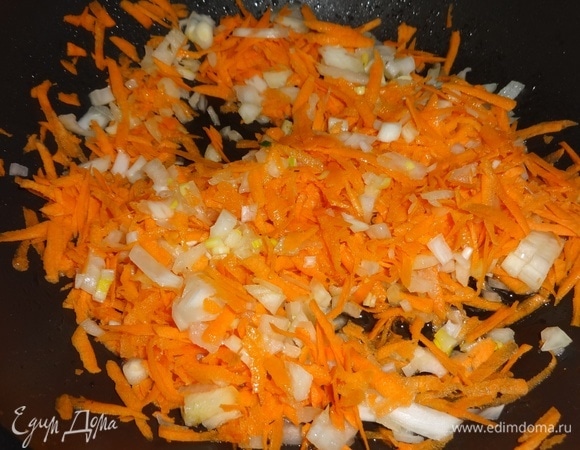 В сковороде разогреть растительное масло, выложить лук с морковью и обжарить до мягкости.