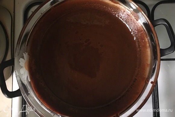 Духовку предварительно разогреть до 190°C. 170 г сливочного масла, сахар и 300 г поломанного на кусочки шоколада поместить в небольшую кастрюлю и растопить на водяной бане.