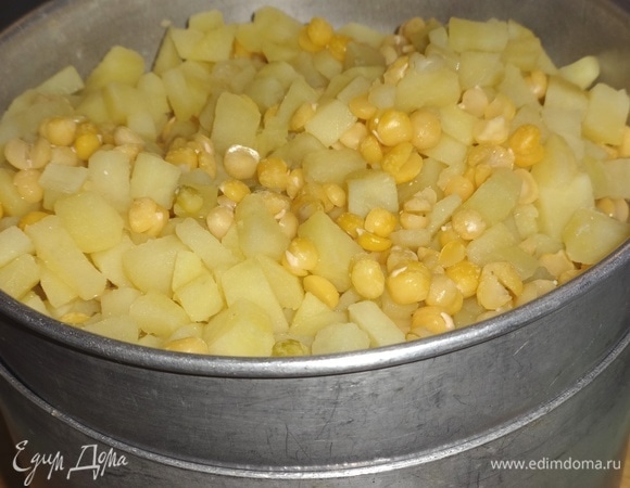 Сваренные картофель и горох откинуть на дуршлаг, сохранив бульон.