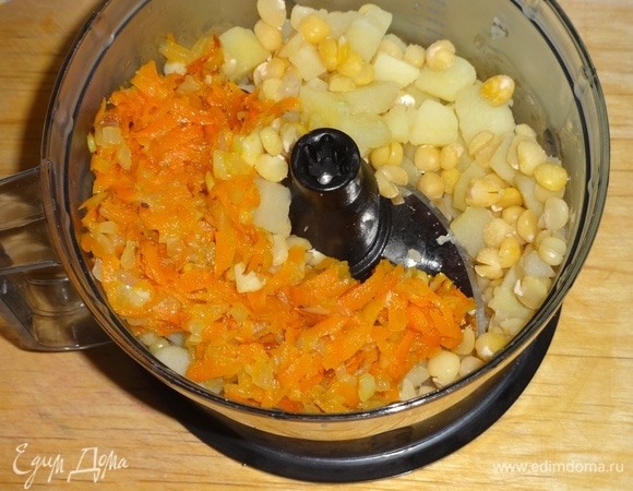 В чашу блендера выложить картофель с горохом и обжаренные морковь с луком.