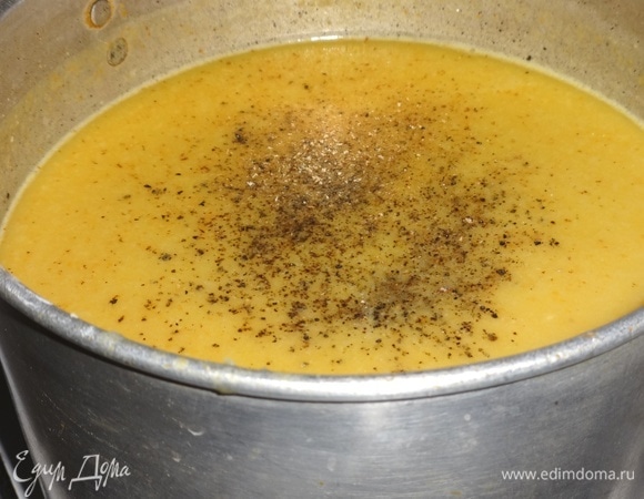 Выложить пюре в овощной бульон, перемешать до однородности, добавить соль, перец, мускатный орех. Довести до кипения и выключить огонь.