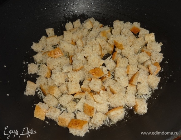 Добавить сухарики, перемешать.