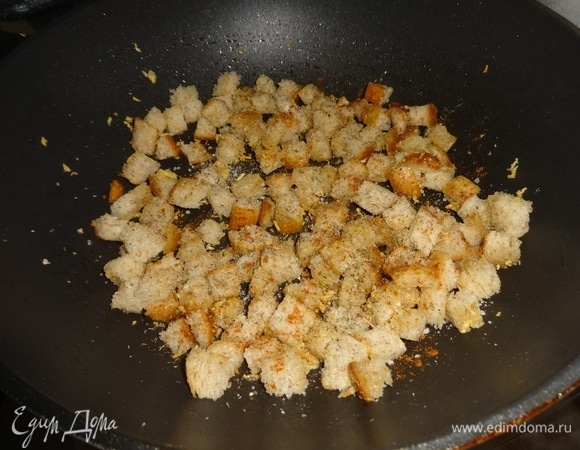Всыпать специи, перемешать, обжаривать, помешивая, до хрустящего состояния.