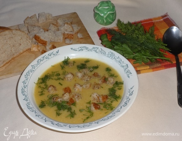 Разлить суп-пюре по тарелкам, положить сухарики, посыпать измельченным укропом. Угощайтесь! Приятного аппетита!
