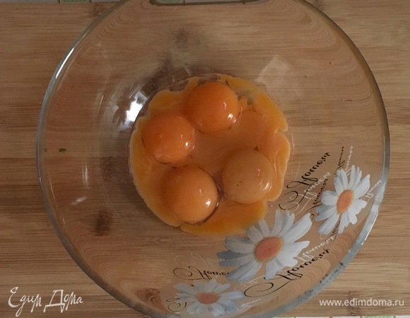 Отделить белки от желтков. Миндаль и грецкие орехи в блендере измельчить в мелкую крошку.