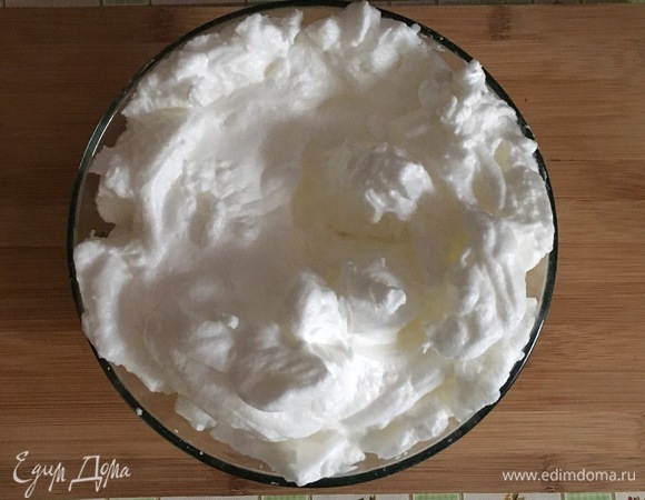 Белки со щепоткой соли взбить венчиком в упругую пену.