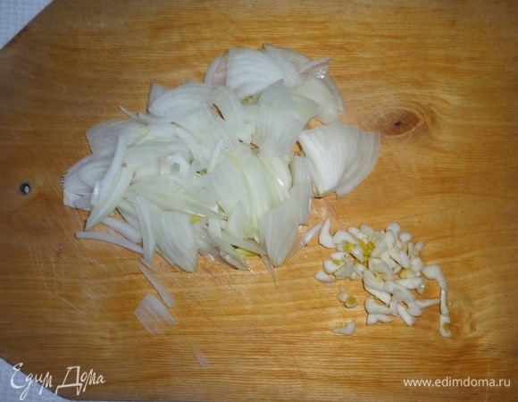 Лук и чеснок почистить, мелко нарезать.
