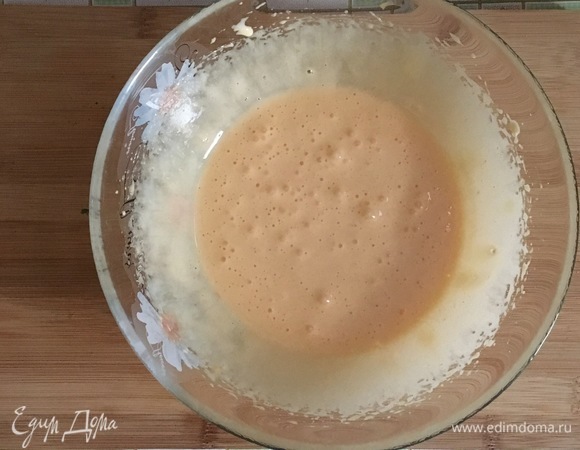 Желтки взбить миксером.