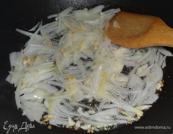 Разогреть растительное масло и обжарить на нем лук с чесноком.