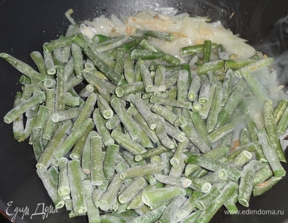 Выложить в сковороду стручковую фасоль, не размораживая. Перемешать.