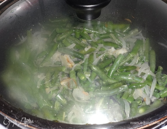 Накрыть сковороду крышкой и потушить фасоль на медленном огне до мягкости.