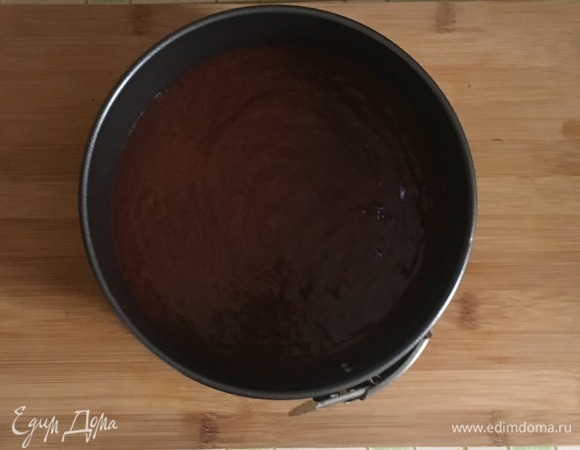 Форму для выпечки смазать оставшимся сливочным маслом, выложить тесто и отправить в разогретую духовку на 25–30 минут. Если корж не пропечется, прикрыть его бумагой для выпечки и вернуть в духовку еще на 5–7 минут.