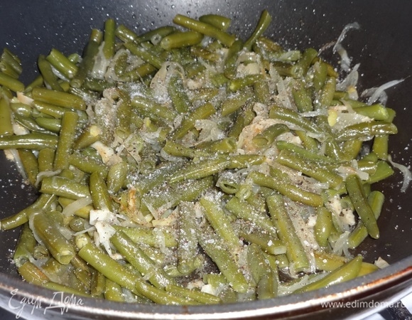 Снять крышку, фасоль с луком и чесноком посолить, поперчить, перемешать.