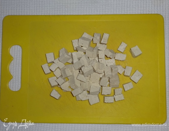 Тофу нарезать мелкими кубиками.