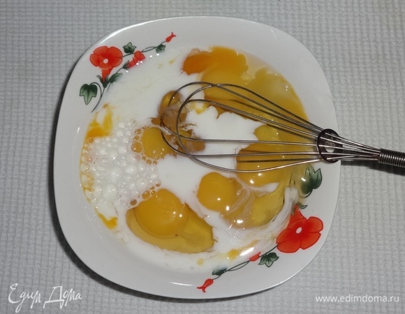 В чашку разбить яйца, посолить, добавить молоко, взбить венчиком.