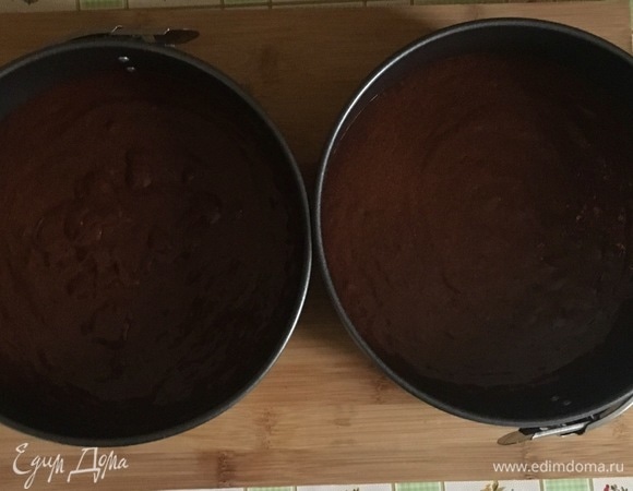 Я выпекала коржи в двух формах диаметром 18 см.