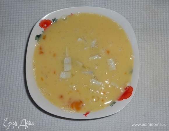 Положить в яичную массу кубики тофу, перемешать.