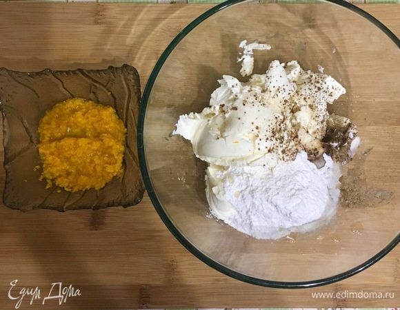 Соединить цедру с 2 ст. л. апельсинового сока, добавить маскарпоне, корицу, сахарную пудру, влить коньяк и все тщательно перемешать.