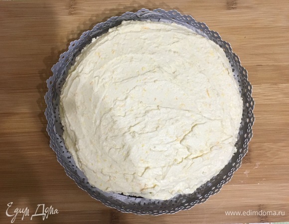 Остывший шоколадный корж разрезать вдоль на две половины, одну смазать кремом, накрыть второй половиной.